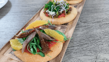 Cocas tradicionales con toques mediterráneos