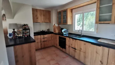 Cocina de estilo urbano con muebles de madera