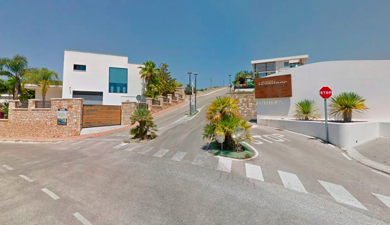 Entrada del Residencial Jazmines en la Cumbre del Sol de Benitatxell