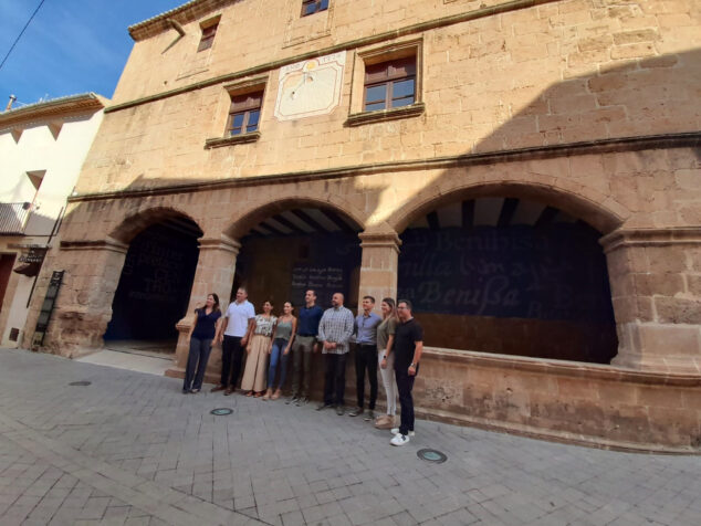 Imagen: Equipo de Gobierno de Benissa frente al próximo Centre d'Interpretació Museu de la Ciutat en la Sala del Consell