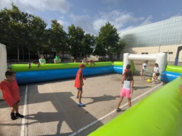 Niños jugando en la Escuela Multideportiva de Ondara