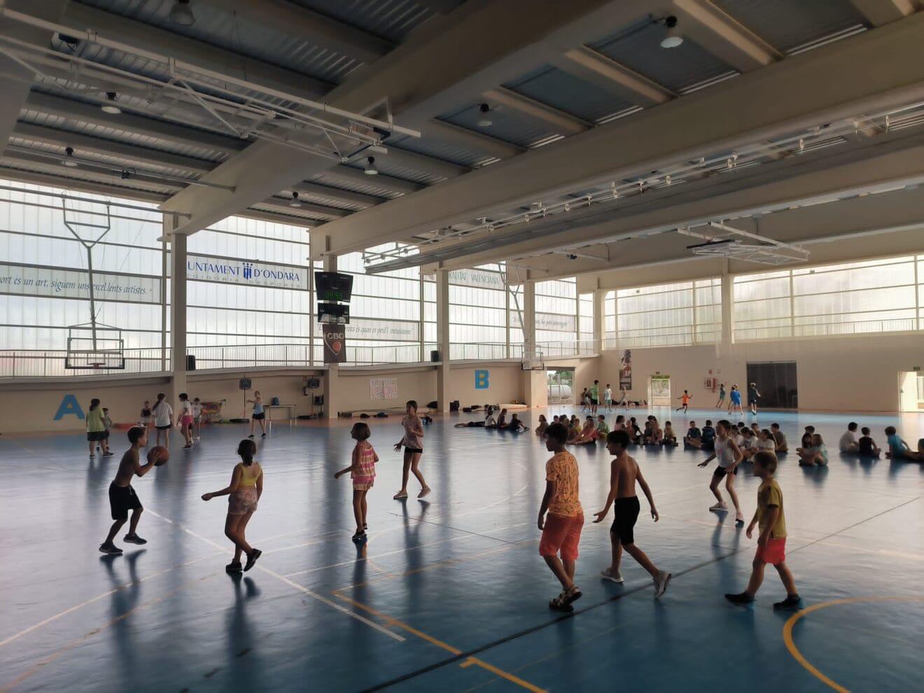 Niños y niñas practicando deporte en la Escuela de Verano de Ondara