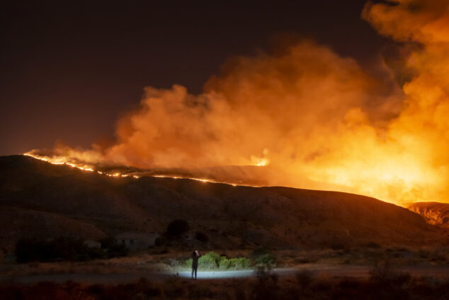 Imagen: Frentes del incendio de Vall d'Ebo desde el Collao, apenas una hora después de que un rayo impactara contra la montaña. 14 de agosto de 2022 - Fran Martínez