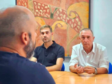 Gerard Fullana y Joan Baldoví frente al Comité de Empresa de Marina Salud