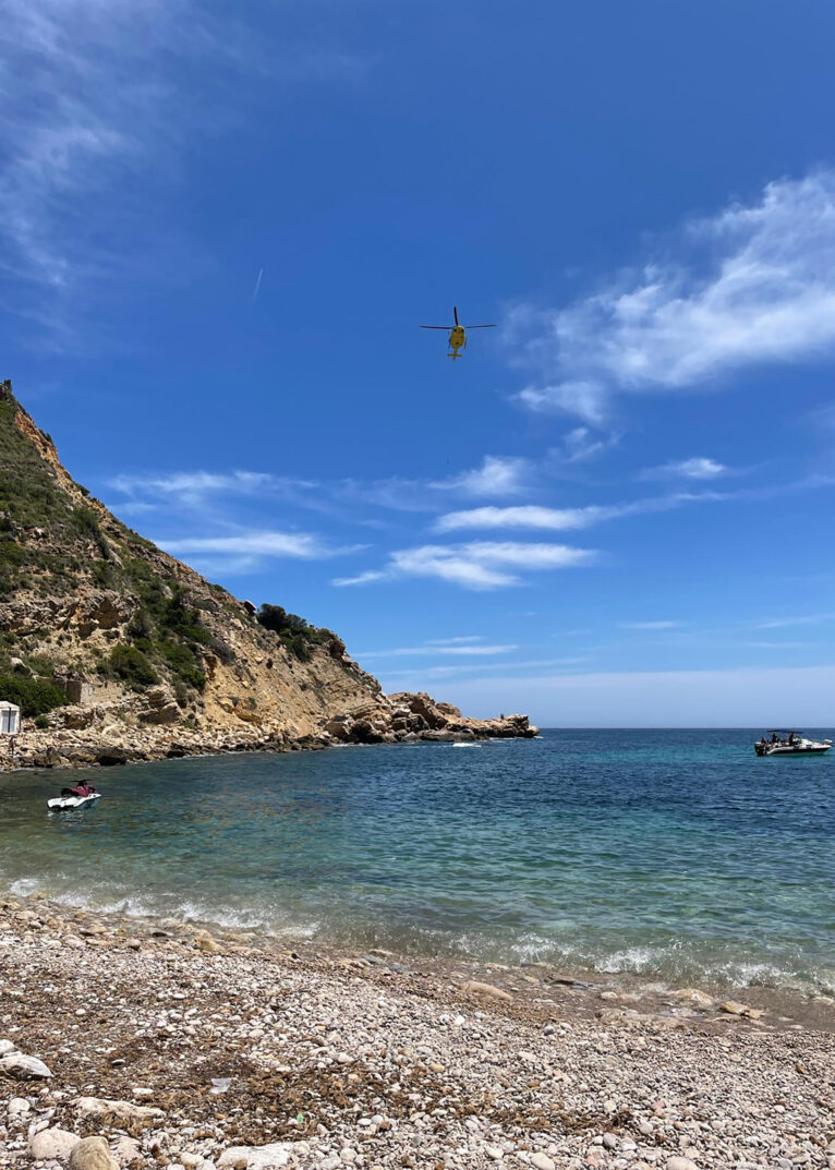 Helicóptero de rescate de Bomberos en Benitatxell