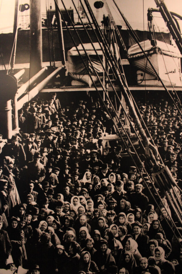 Imagen: Inmigrantes en un barco de llegada a América