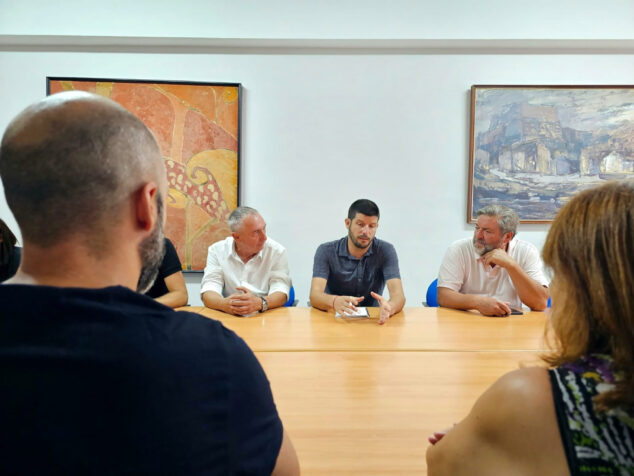 Imagen: Joan Baldoví, Carles Esteve y Rafa Carrió reunidos con el Comité de Empresa de Marina Salud