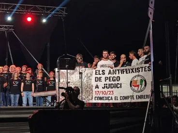Los encausados de Pego sobre el escenario del acto solidario ‘No passaran’