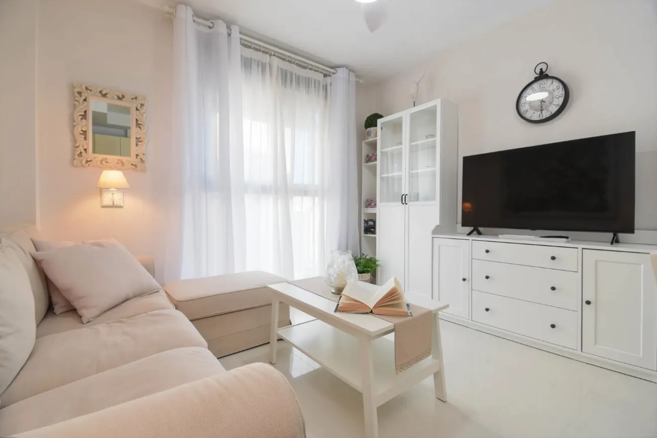 Luminosa sala de estar de Town Apartment de estilo nórdico