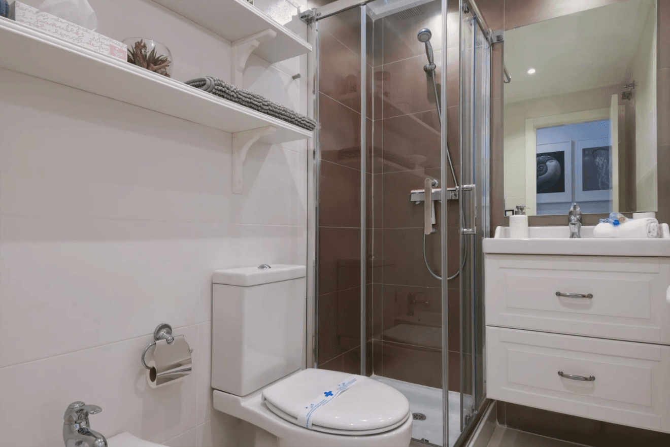 Moderno aseo equipado con ducha de Town Apartment