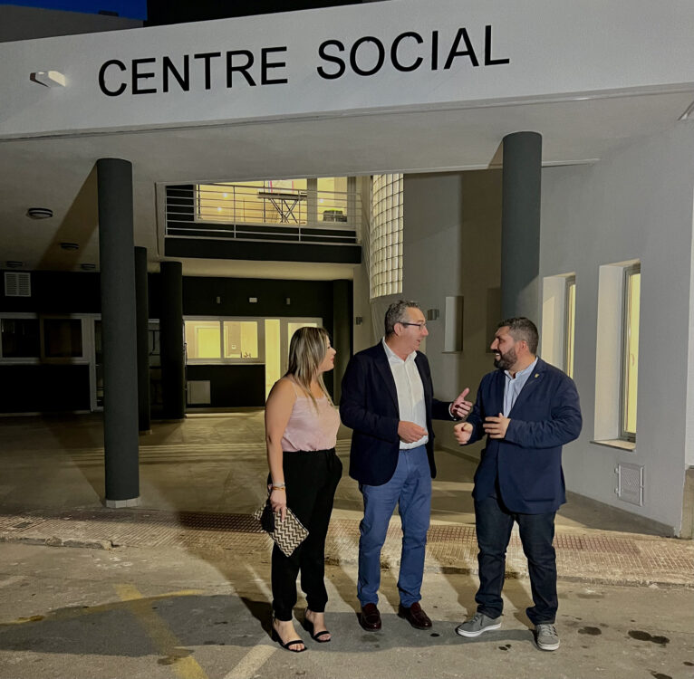 Momento de la inauguración frente a la terraza exterior del Centre Social del Verger