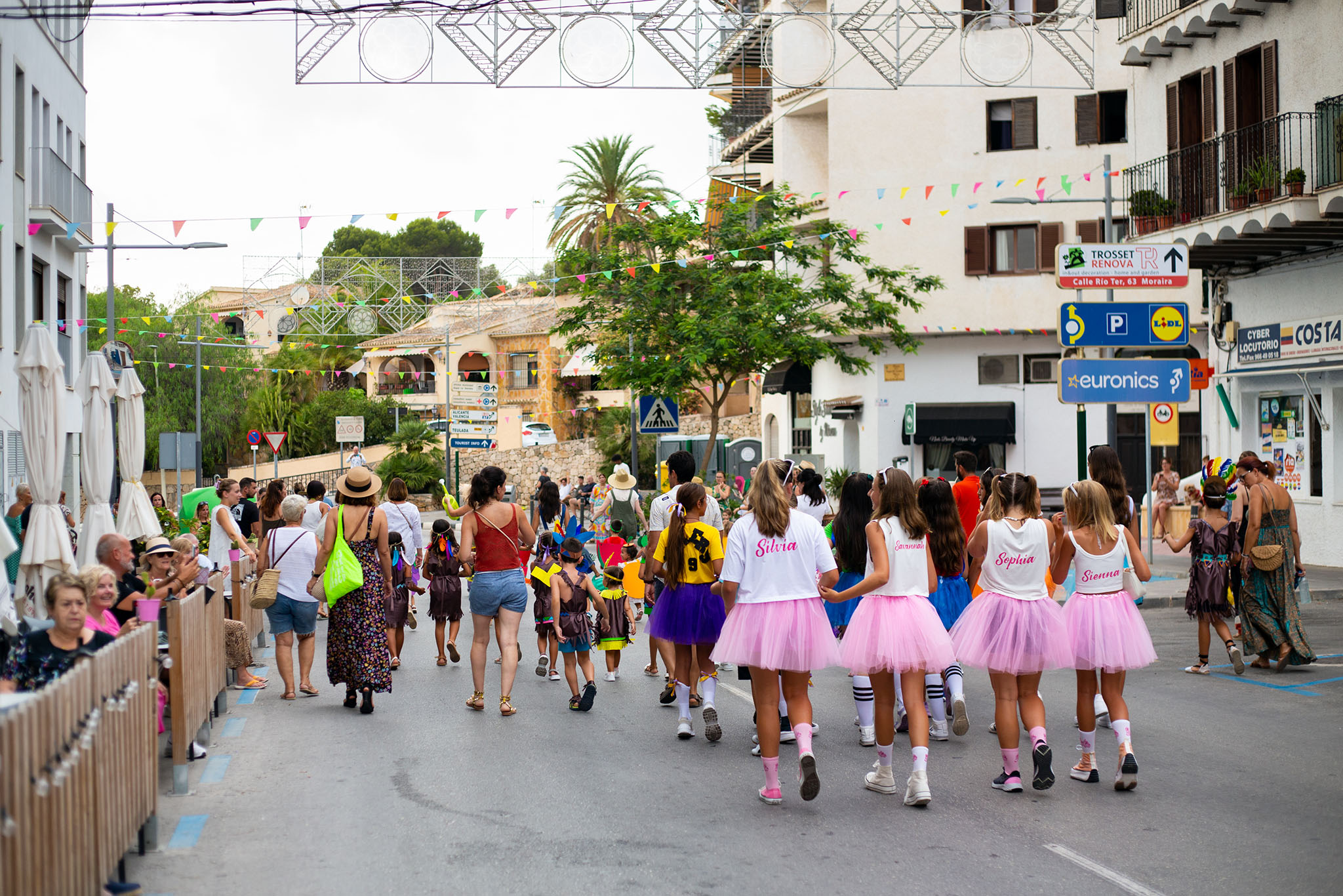 ninos y ninas en un desfile de disfraces en moraira