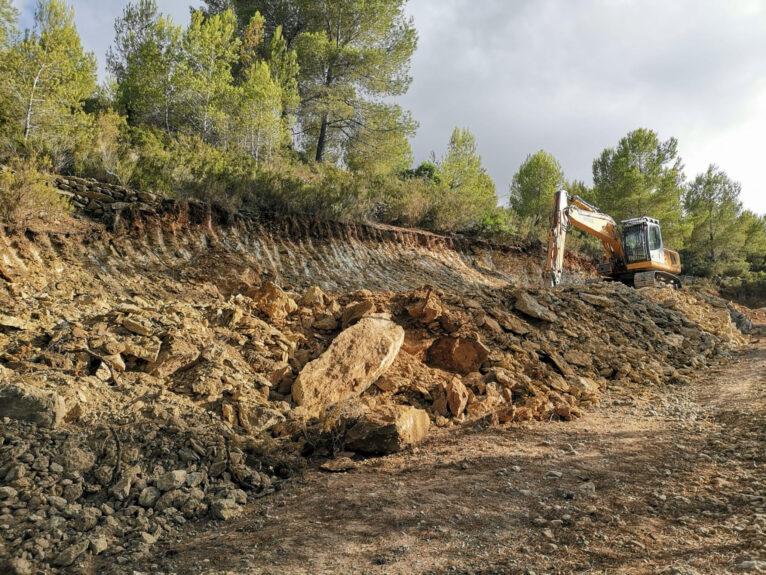 Obras y maquinaria pesada efectuando trabajos sobre la Muntanya Llarga de Llíber para ejecutar el PAI