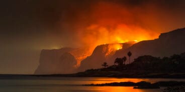 parque natural de montgo en xabia y denia 11 de septiembre de 2014 frente del incendio llegando a los acantilados del cabo de sant antoni desde el restaurante sendra fran martinez