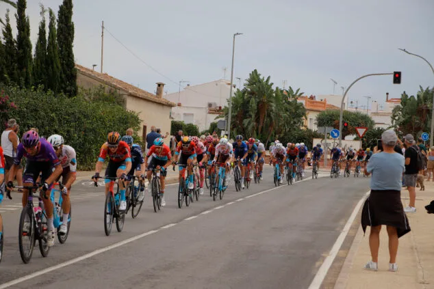 Assim foi vivenciada a Volta de Ciclismo pela Espanha 2023 nas localidades de Marina Alta 2 Imagem: Pelotão da Volta Ciclística à Espanha 2023 saindo de Els Poblets