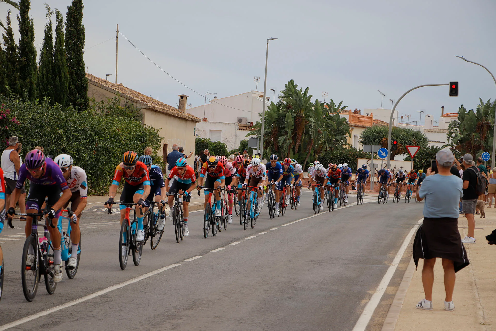 peloton de la vuelta ciclista a espana 2023 saliendo de els poblets