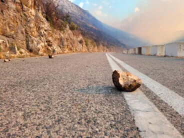 Piedras desprendidas por el incendio en la carretera de Pego a Vall d’Ebo en 2022