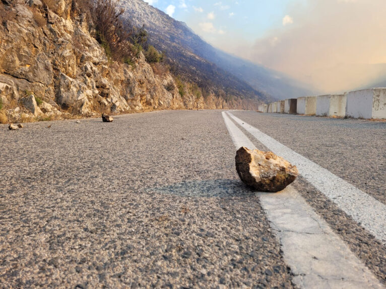 Piedras desprendidas por el incendio en la carretera de Pego a Vall d'Ebo en 2022