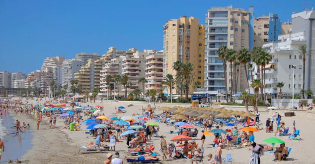 playa de calp a principios de verano 2023