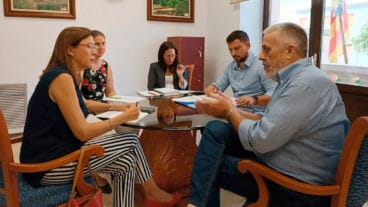 reunion del gobierno de pego con la secretaria autonomica de turismo cristina moreno