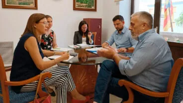 reunion del gobierno de pego con la secretaria autonomica de turismo cristina moreno