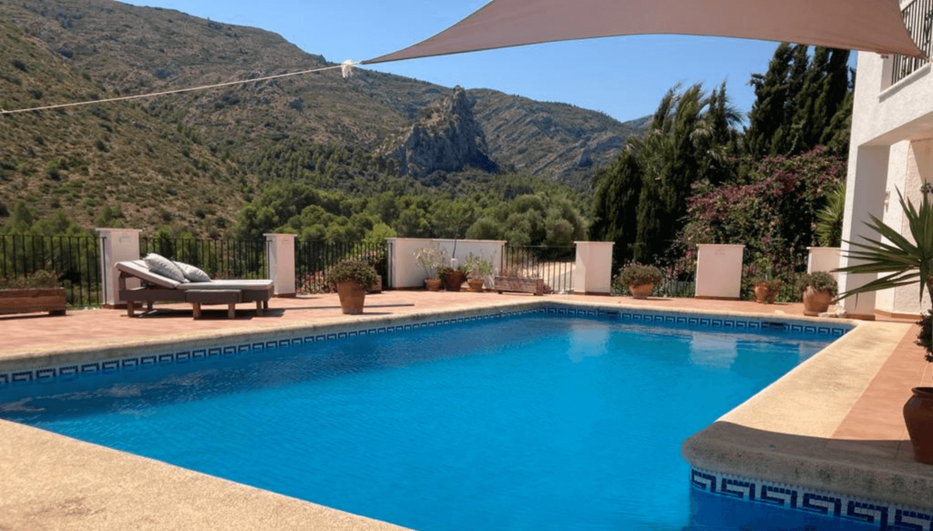 Terraza exterior con piscina de 53 metros