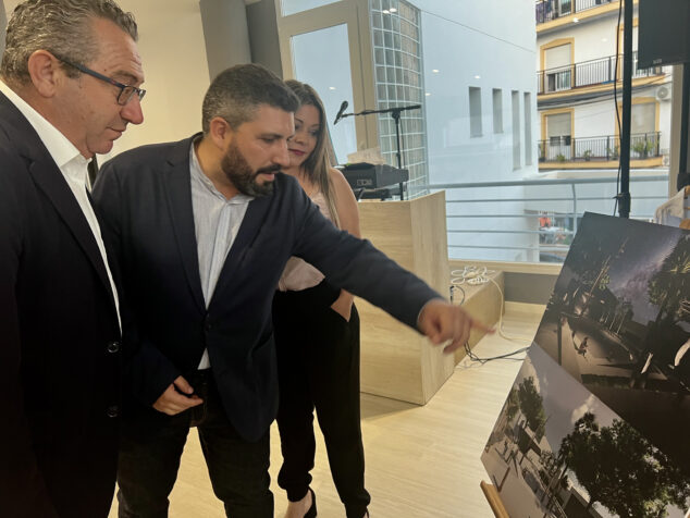 Imagen: Toni Pérez, presidente de la Diputación de Alicante, Basili Salort, alcalde del Verger, y Adela Moncho, portavoz del Partido Popular del Verger