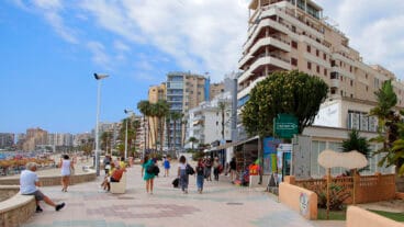 Turistas en el paseo de la playa de la Fossa de Calp este verano