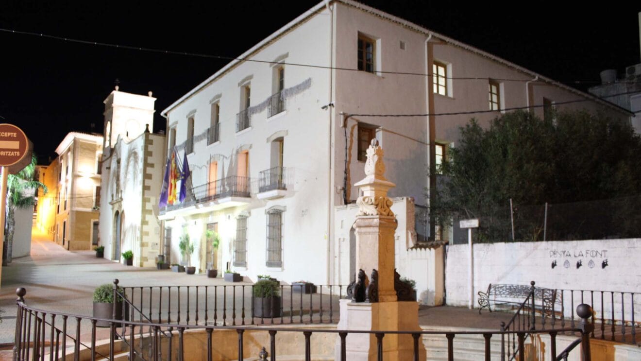 Ajuntament d'Ondara de noche (archivo)