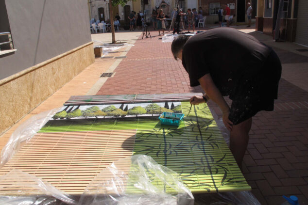 Afbeelding: Kunstenaar van 'Persianes amb art' op het Castell de Els Poblets-plein