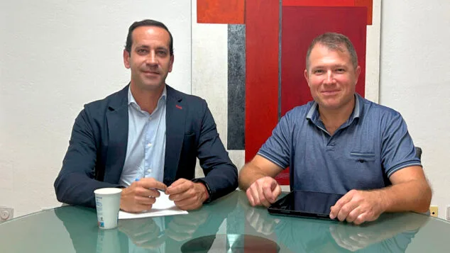 Imagen: Arturo Poquet, alcalde de Benissa, y Vicent Ferrer, regidor de Hacienda, en una comparecencia ante los medios de comunicación