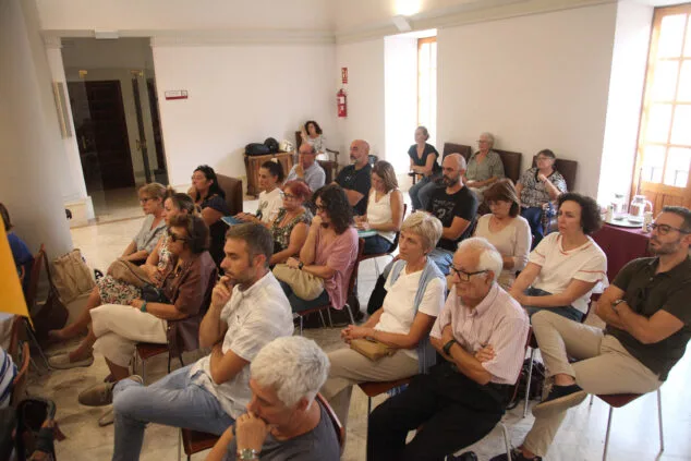 Imagen: Asociaciones y colectivos asistentes a la  reunión con los alcaldes de la Marina Alta