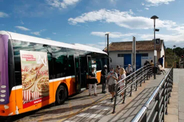 autobus urbano en la parada de la estacion del tram