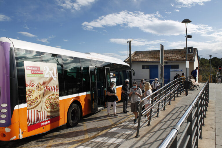 Autobús urbano en la parada de la estación del TRAM