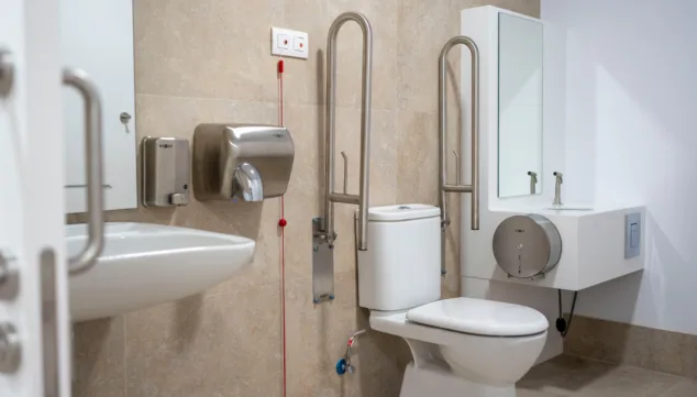 Imagen: Baño equipado para personas con Ostomía en Portal de la Marina