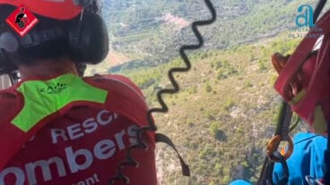 bomberos de rescte en el helicoptero por la vall de gallinera