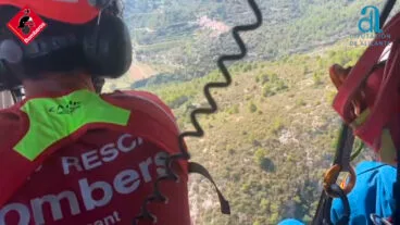 bomberos de rescte en el helicoptero por la vall de gallinera