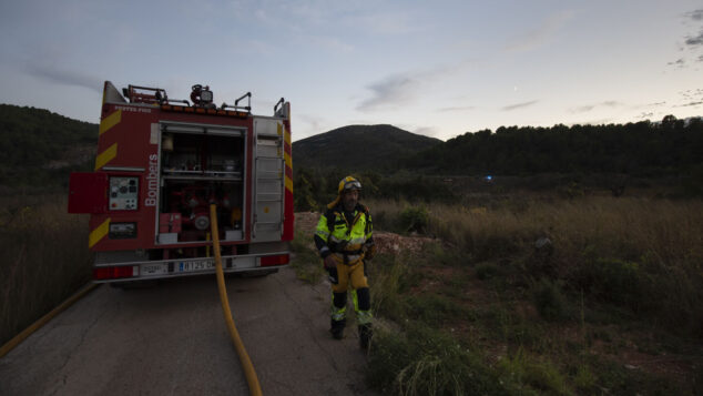 Imagen: Bomberos en la extinción del incendio de Gata de Gorgos