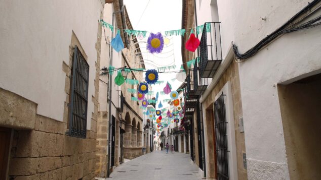 Imagen: Calle Puríssima de Benissa decorada durante las fiestas patronales