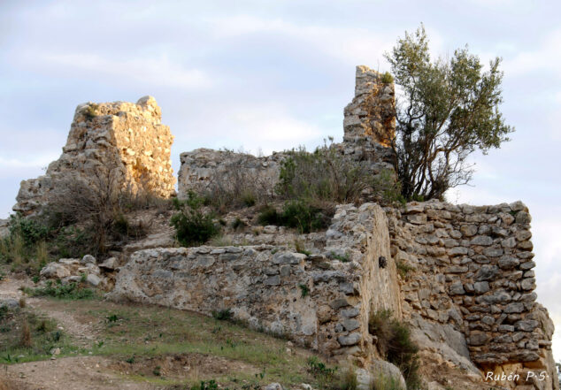 Imagen: Castell de l'Ocaive antes de la recuperación - Rubén P.S.