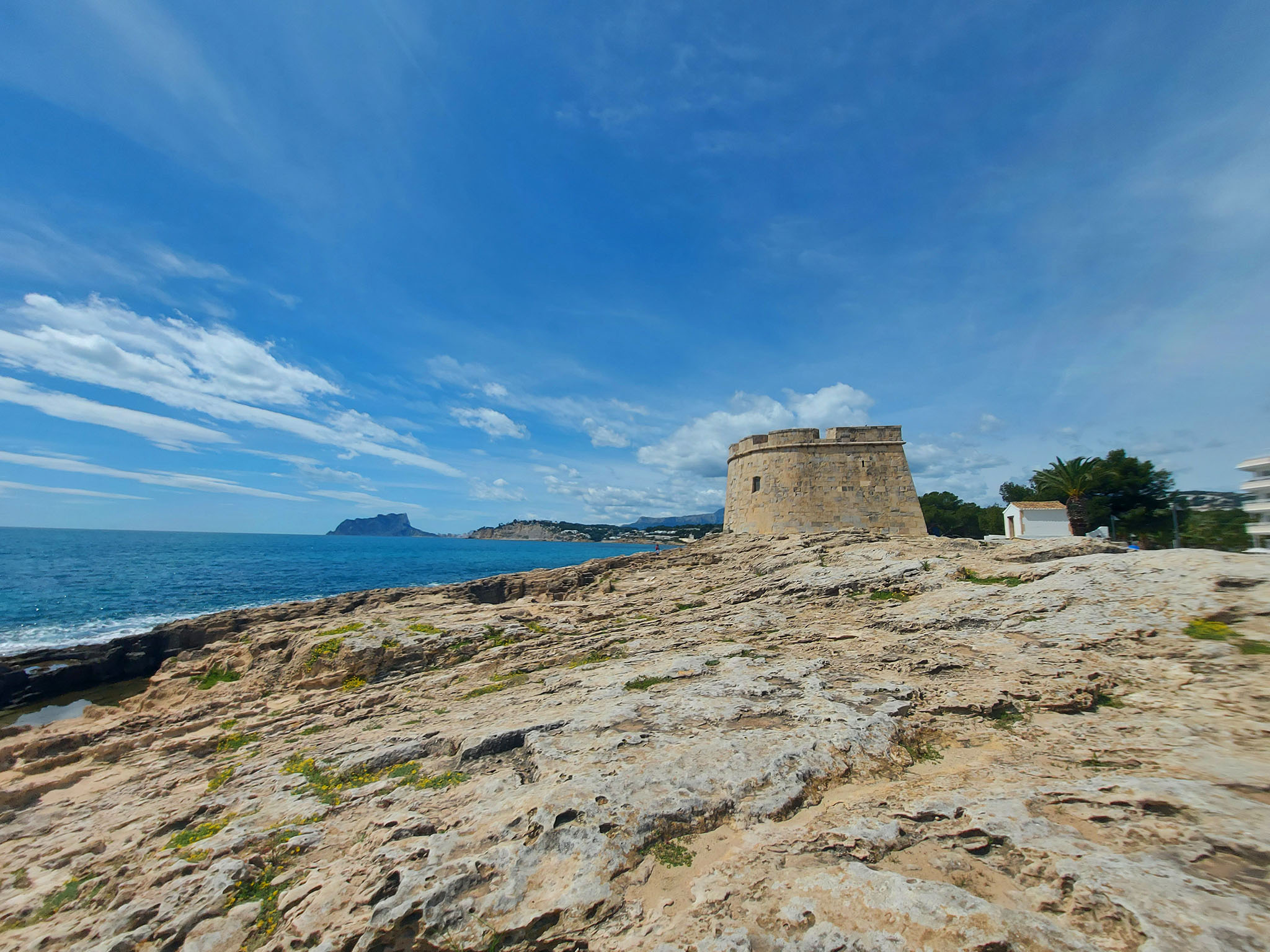Castillo de Moraira frente al mar mediterráneo