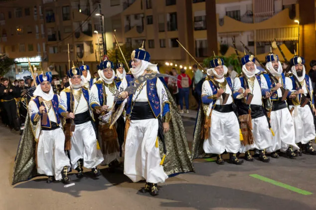 Los Moros y Cristianos de Calp vuelven a deslumbrar con su gran entrada 2 Imagen: Escuadra de la filà Mascarats de Calp