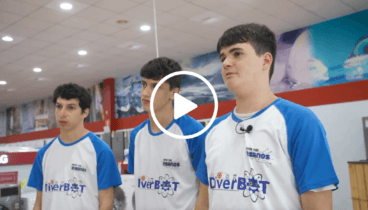 destacada pineda regala un ordenador para el viaje de los tres jovenes 1