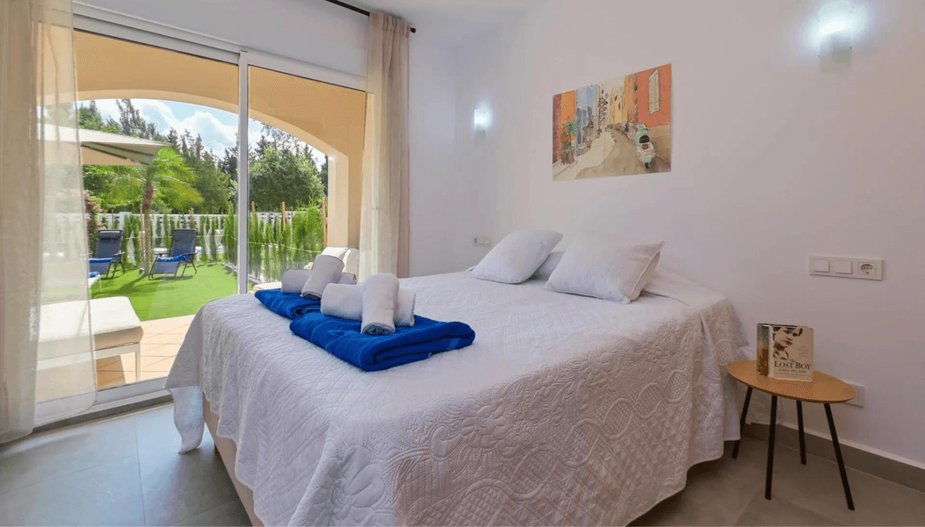 Dormitorio principal con vistas a la terraza