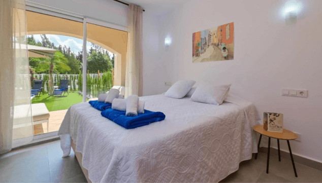 dormitorio principal con vistas a la terraza