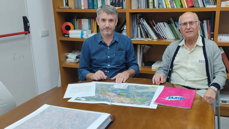 El alcalde de Gata, Josep Signes, y el presidente de la Agrupación de Interés Urbanístico, Josep Pons