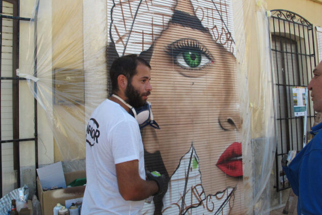 Imagen: El artista dianense Tardor en 'Persianes amb art' en Els Poblets