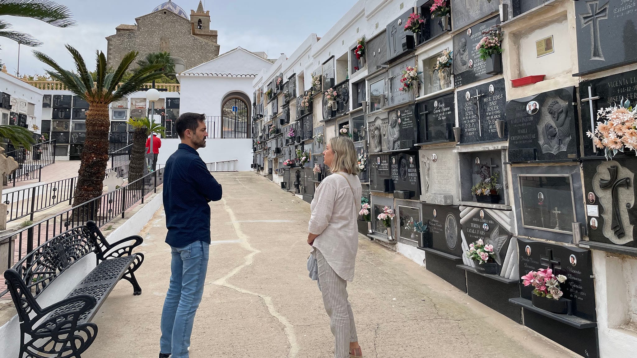 el ayuntamiento de benitatxell prepara el cementerio municipal para la celebracion de todos los santos
