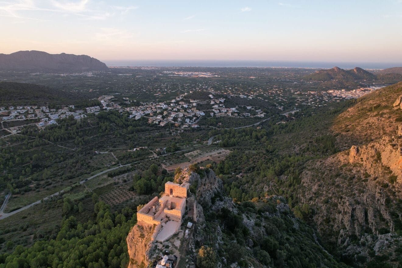 El castell de l'Ocaive de Pedreguer vigilando hasta el mar
