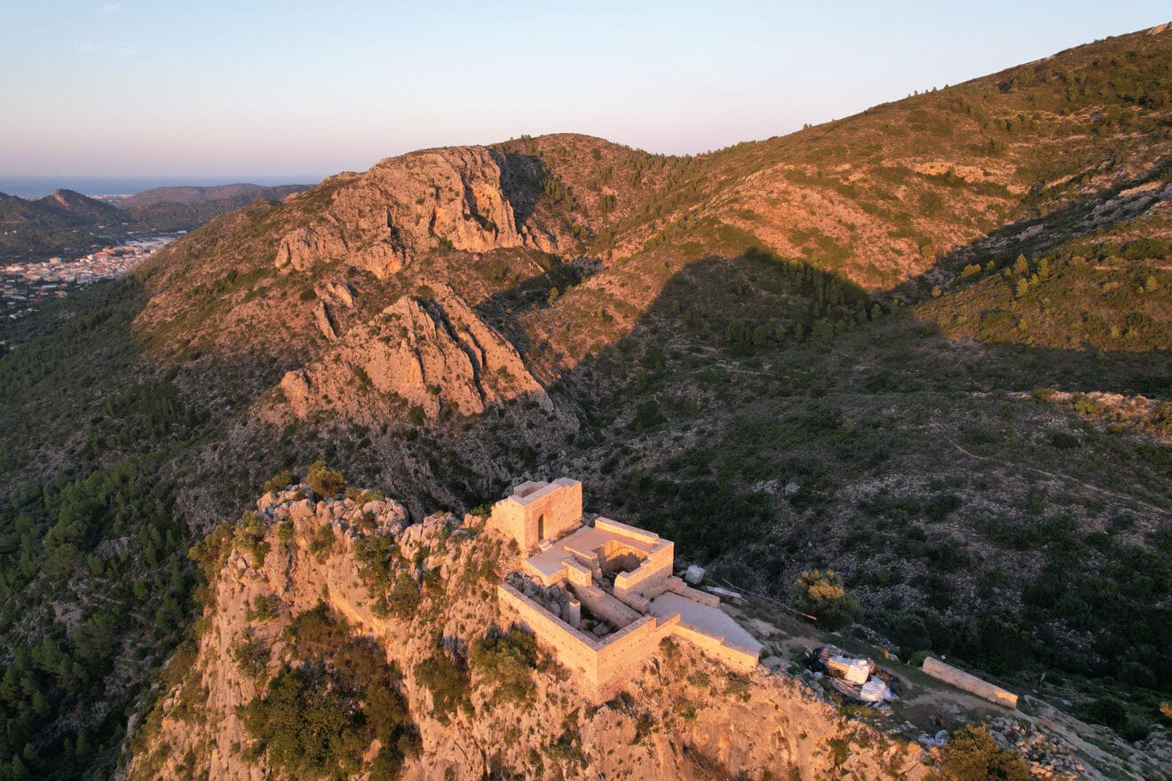 El castillo de Pedreguer sobre los acantilados del peñón del Ocaive